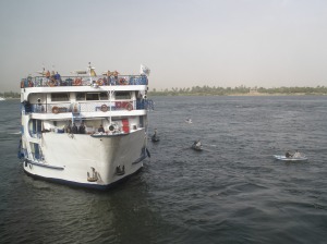 Vendedores acercándose a un crucero en la esclusa de Esna, Egipto / Foto: Ana B. González Carballal