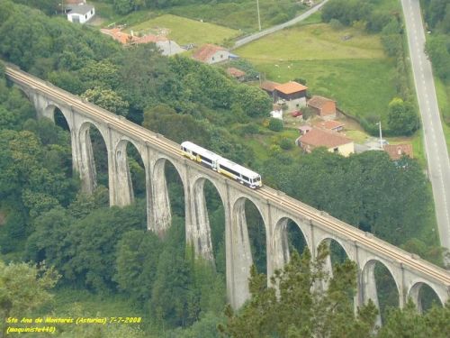 Tren de FEVE que hace la ruta Oviedo-Ferrol a su paso por el viaducto de Esqueiro (Asturias) / Foto: http://profile.imageshack.us/user/golftdi/