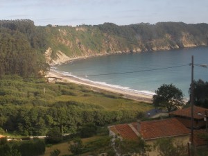 Vista de la playa de La Concha de Artedo desde el tren que hace la ruta Oviedo-Ferrol / Foto: Ana B. González Carballal