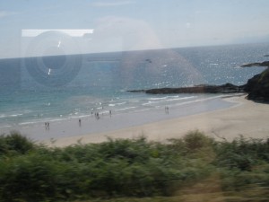 Vista de una playa en los alrededores de Burela (Lugo) desde el tren que hace la ruta Oviedo-Ferrol / Foto: Ana B. González Carballal