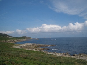 Vista de la costa lucense desde el tren que hace la ruta Oviedo-Ferrol / Foto: Ana B. González Carballal