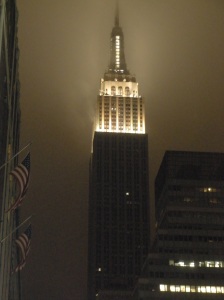El Empire State Building iluminado entre la niebla, Nueva York / Foto: Ana B. González Carballal